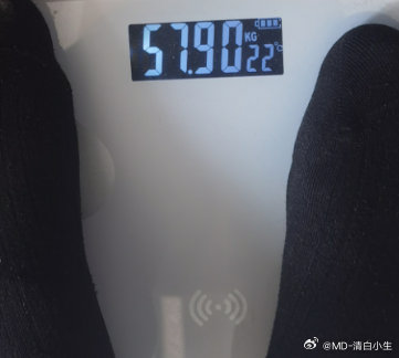 去年和今年的今日，同一个秤，这一年体重稳步上升，衣服有点紧，脸有点圆