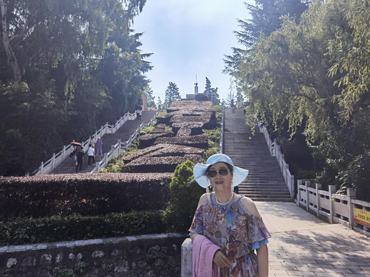昨天曲靖蓝的天美的不像话，真是如诗如画。气温24度，上午我们来到白石江公园徜徉。