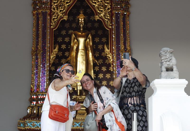 听说中国要对加拿大、英国实施免签政策，这消息一出来，感觉旅游市场又要热闹起来了。