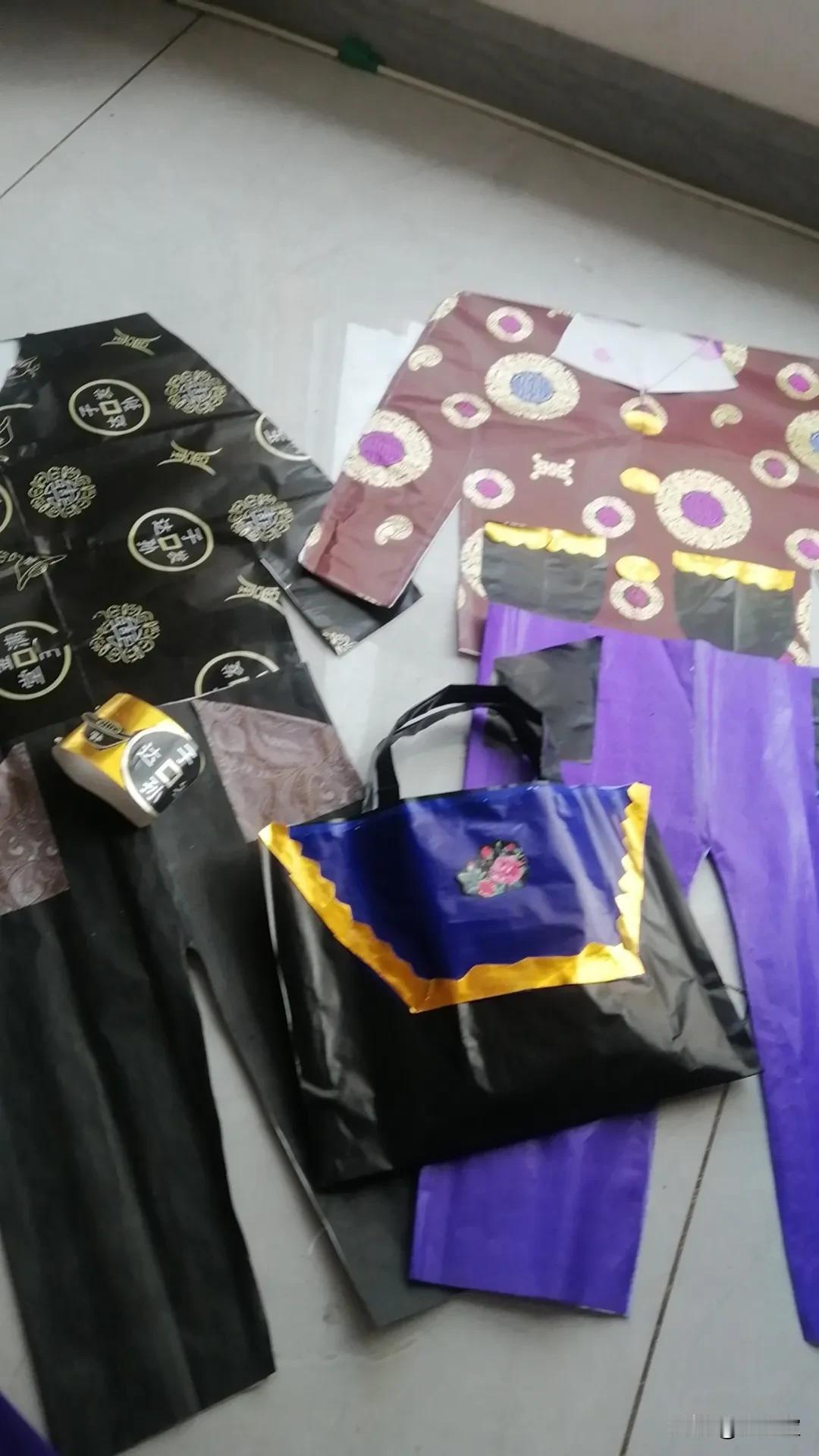 马上中元节，
因为买的衣服，都是一张纸片，
奶奶说爹妈没办法穿，
一下午时间，
