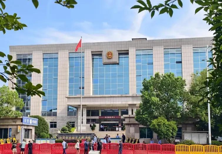 一对亲兄弟，因为房产纠纷，弟弟向湘潭大学实名举报哥哥冒名顶替其2001年的大学入