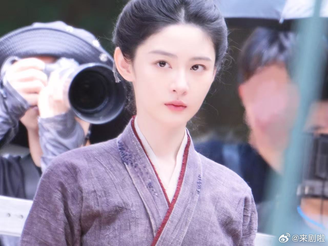 赵晴听银片场花絮镜头一开瞬间切换超强气场！拍摄状态拉满在线，赵晴眼神戏精准有层次