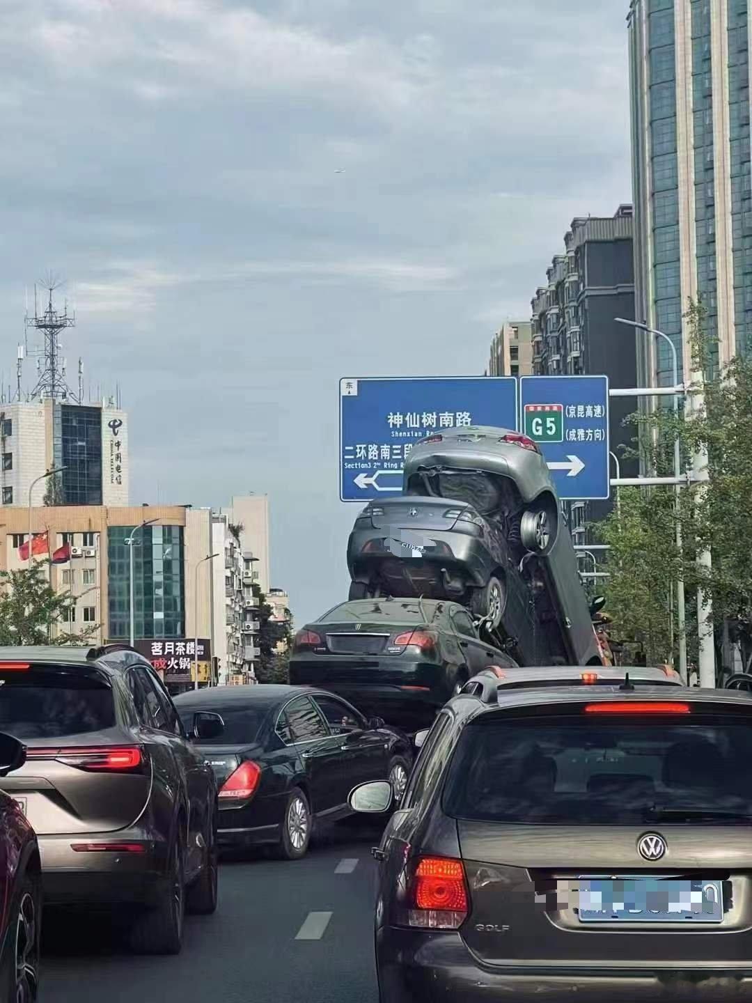 群里面看到两张图，出现第一张的时候大家七嘴八舌，都在分析“事故”原因，各抒己见谁