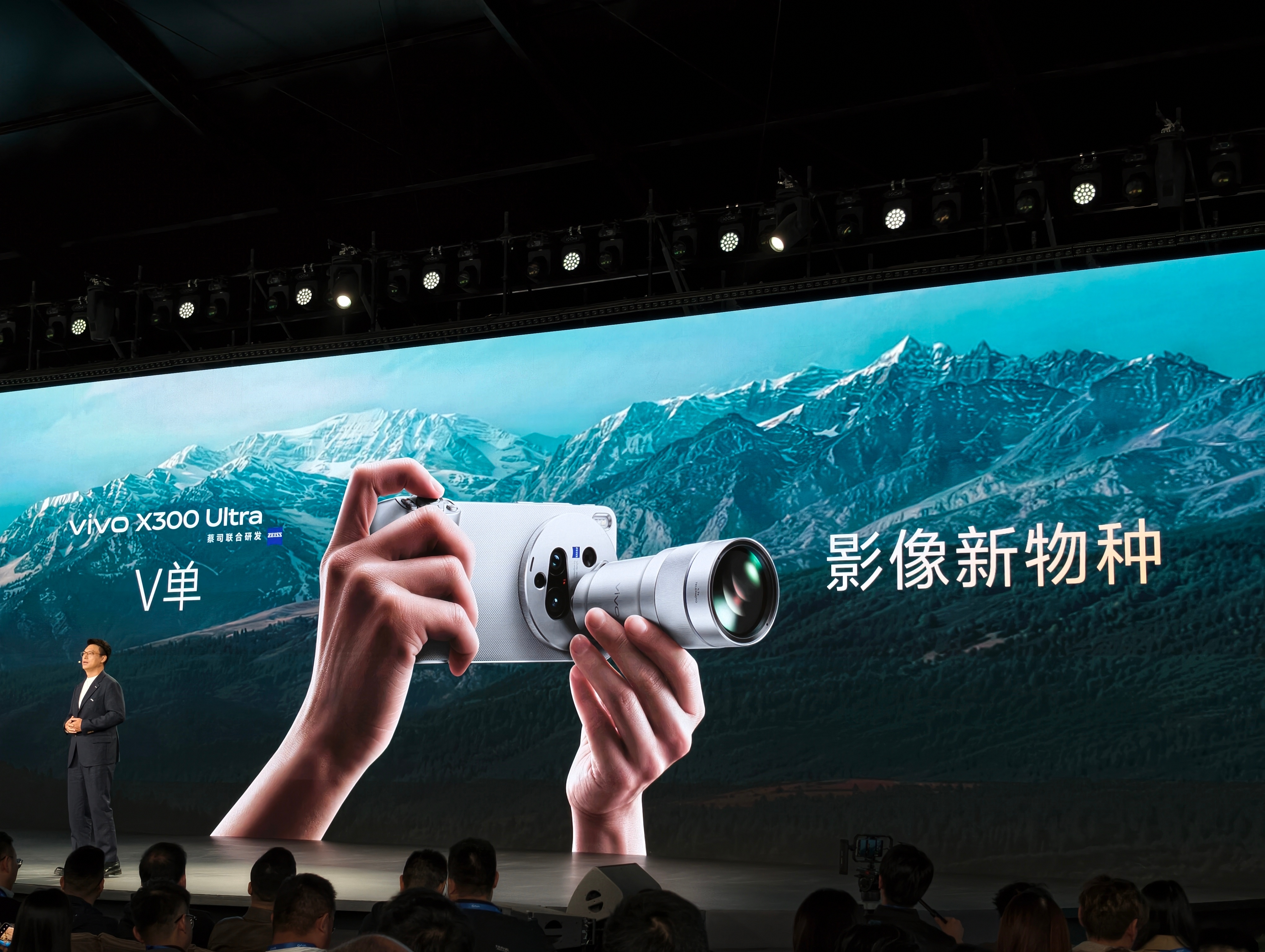 vivo称V单是影像新物种不错！用相机的思路来做手机影像，有了小V单，这样人人都