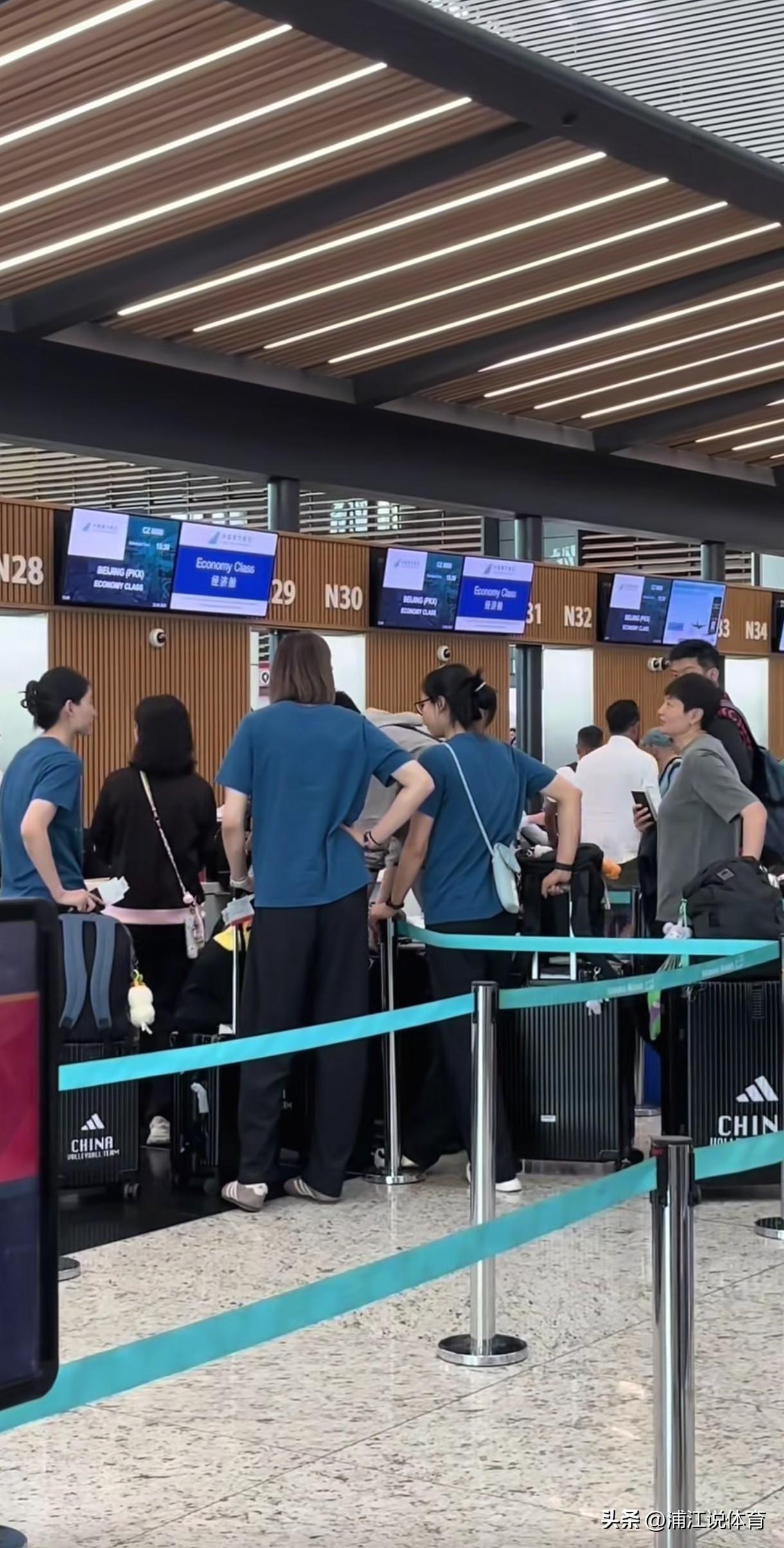 女排姑娘乘坐南航经济舱回国引发球迷热议。中国女排打完土耳其安卡拉站比赛的第二天就