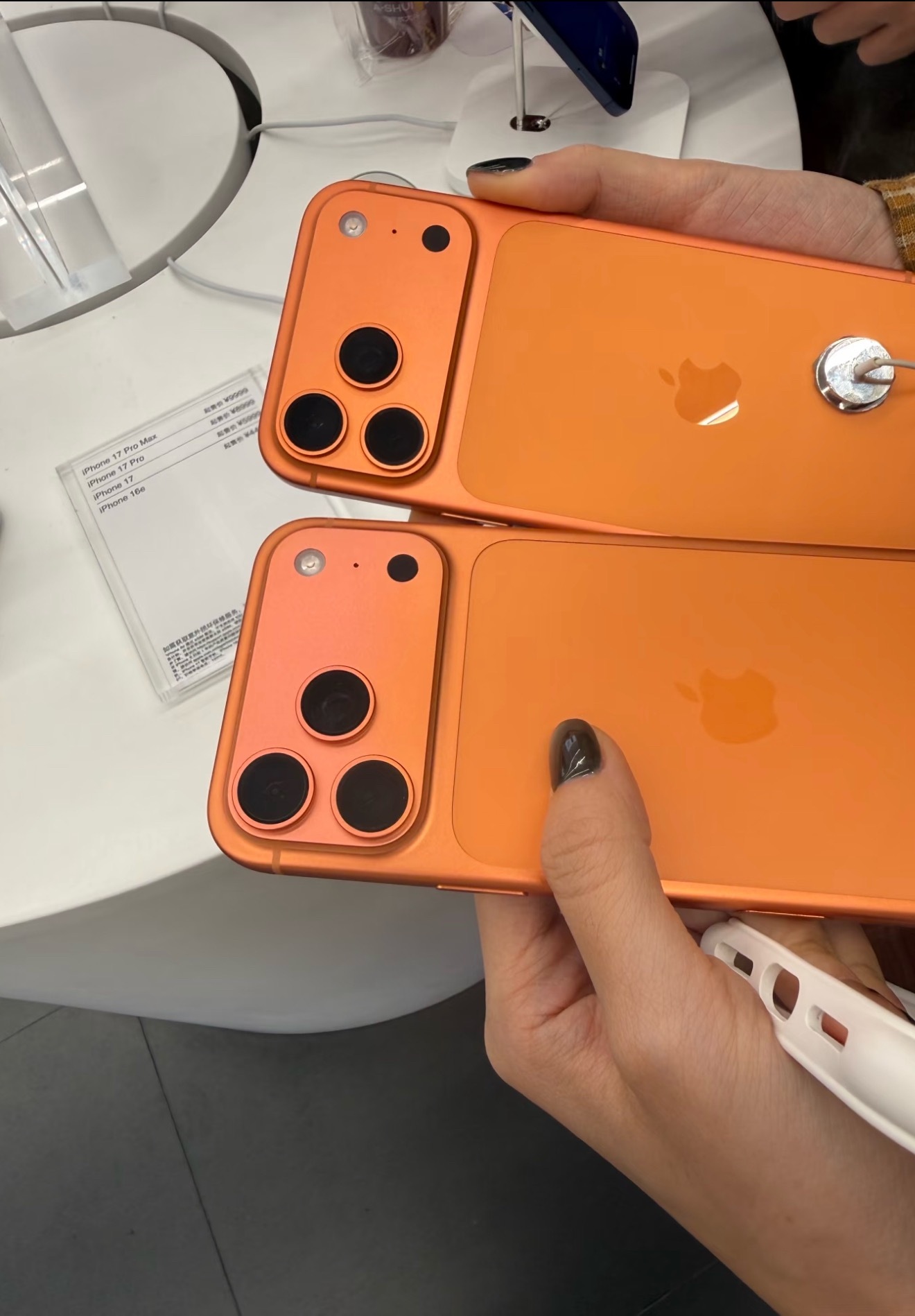 iPhone17被曝机身褪色真是有点抓马，星宇橙被大家戏称爱马仕橙，难道手机也真