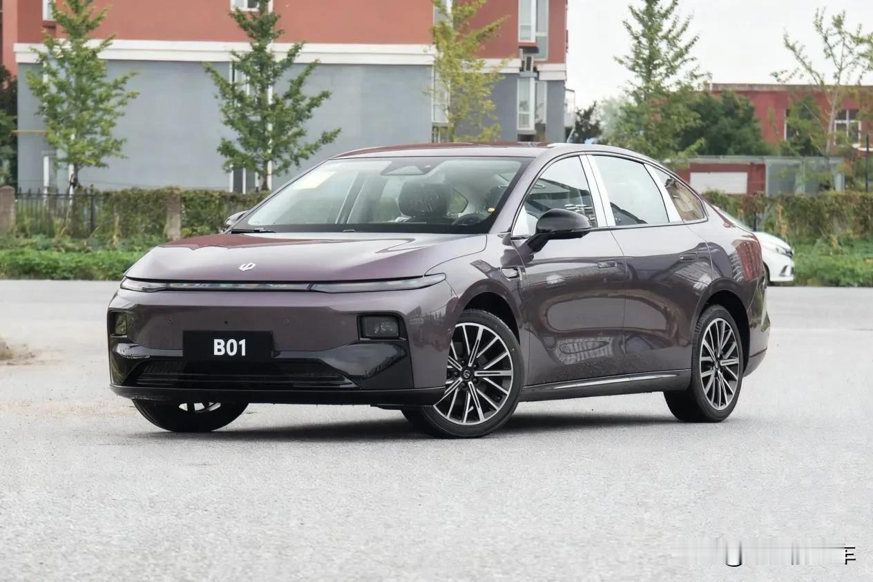 八九万预算，要空间还要续航，零跑B01和吉利星愿哪个好？
 
显然这是个“鸡头凤