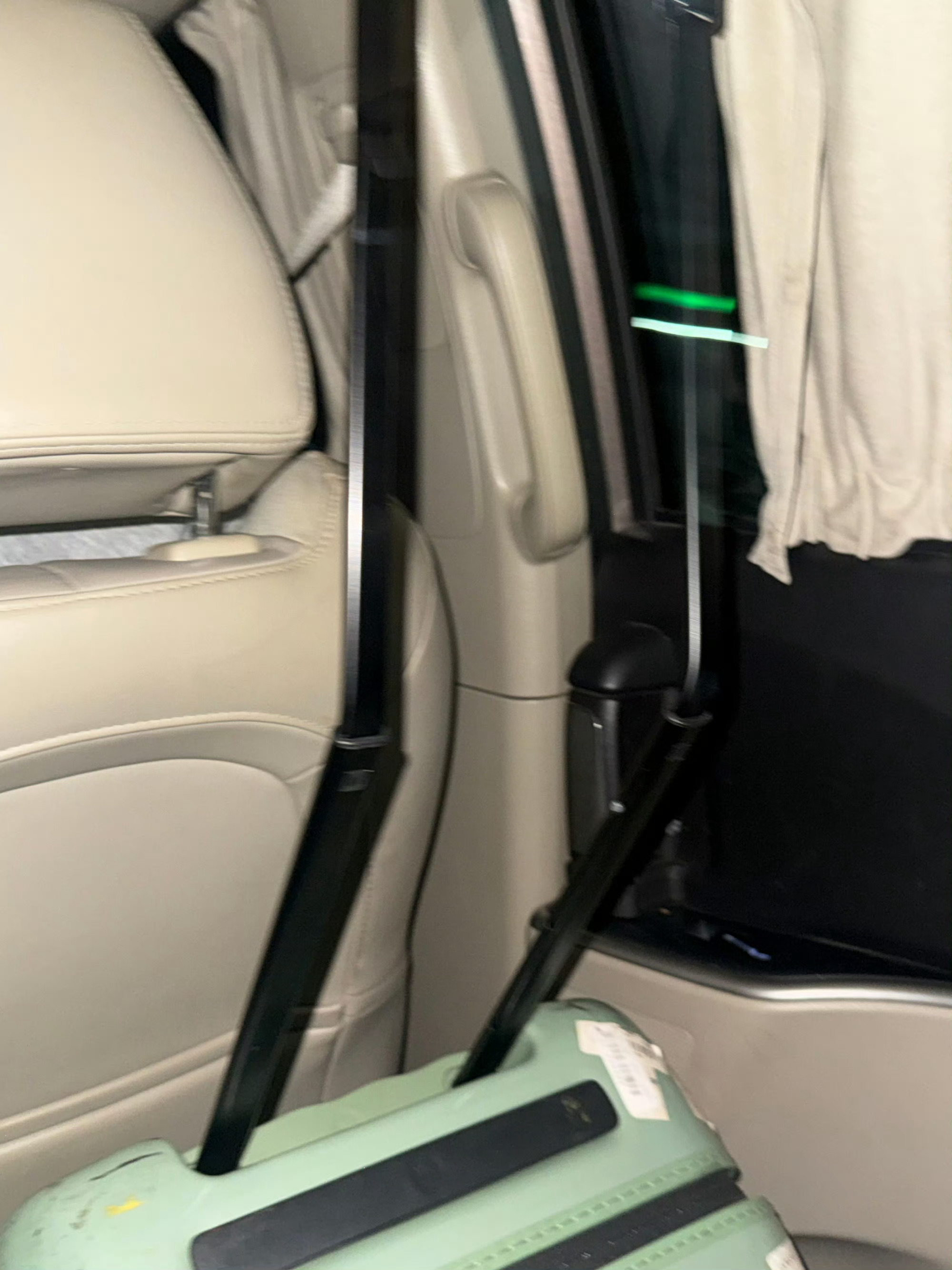 赖伟明行李箱成受害者了压力大的可以看看赖伟明的行李箱连行李箱都成了受害者，可想而