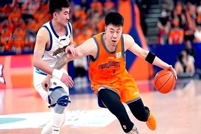 从4投0中仅拿1分，到14投10中狂砍23分，张镇麟只用了两场比赛。

总决赛第