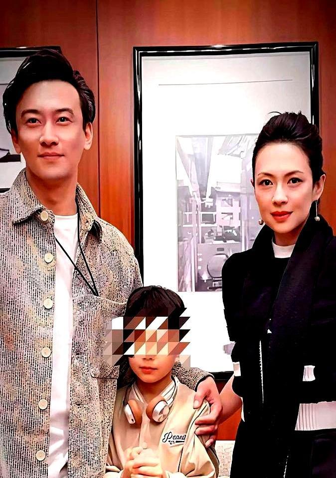 汪峰每月砸30万给新女友，女儿抚养权却判给了前妻。
另一边，章子怡正戴牙套跪玻璃