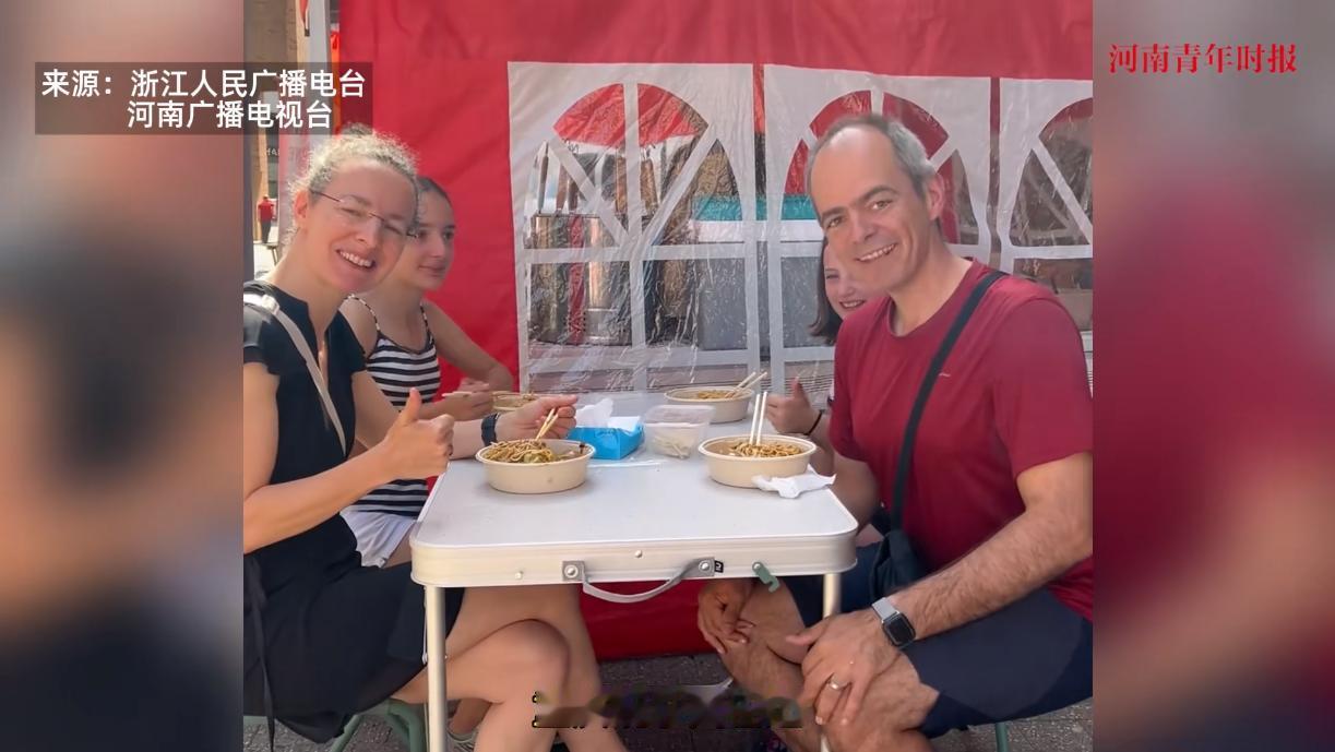 “这简直是捡钱啊！”近日，一37岁重庆女子和丈夫在比利时卖豌杂面，结果1天的收入