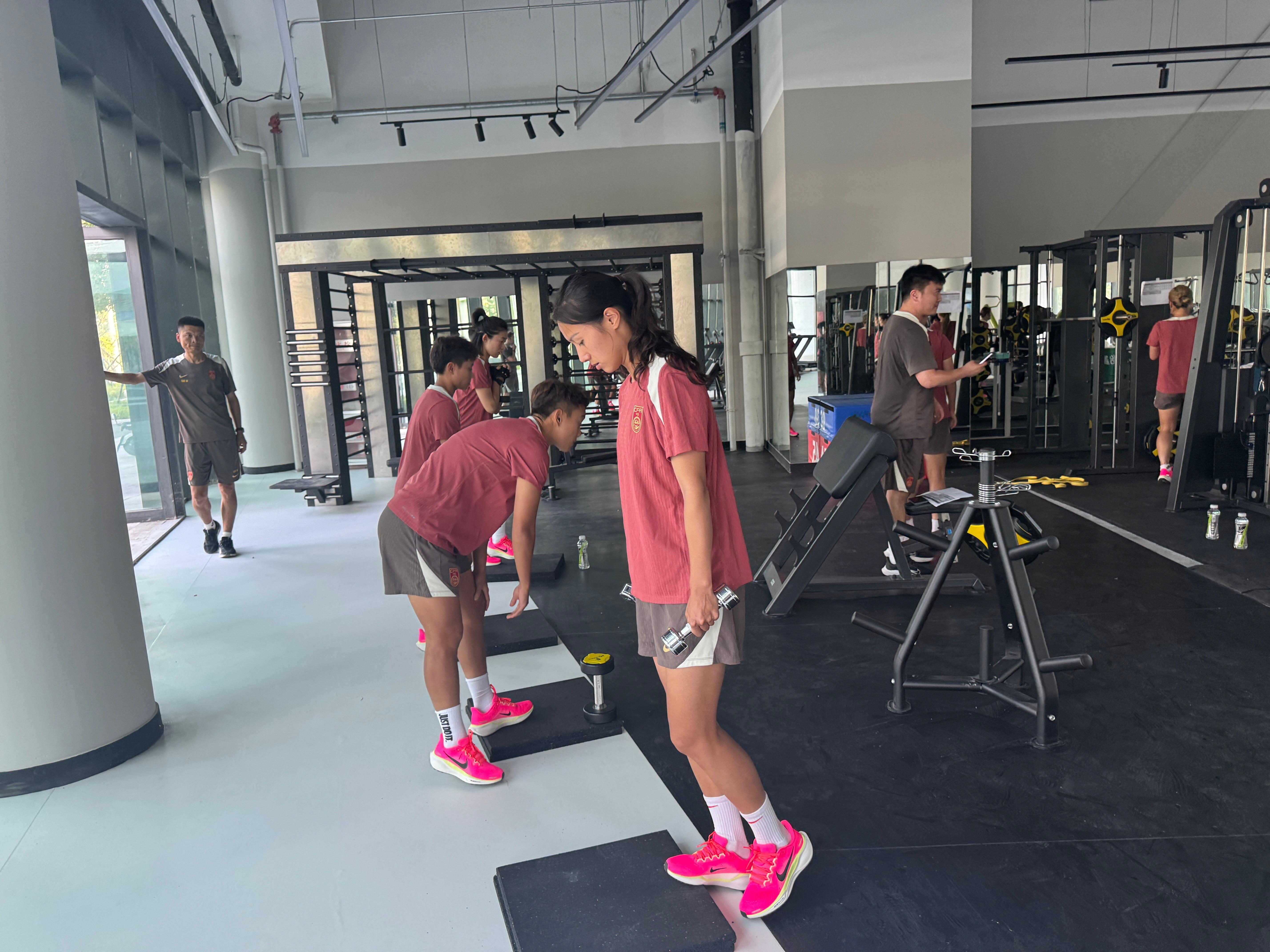 中国女足 青岛集训备战东亚杯，再来一拨照片，这一组的熟人组[偷笑]快来认领各家的