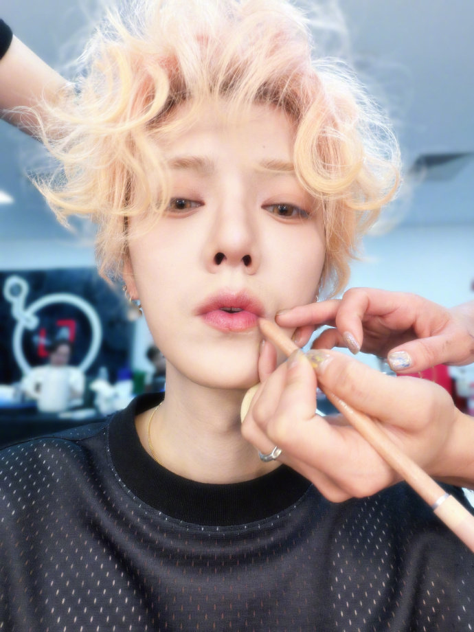 鹿晗晒照休息休息鹿晗又晒表了 鹿晗晒照休息休息，是哦又晒表了呀，恭喜鹿哥又有新的