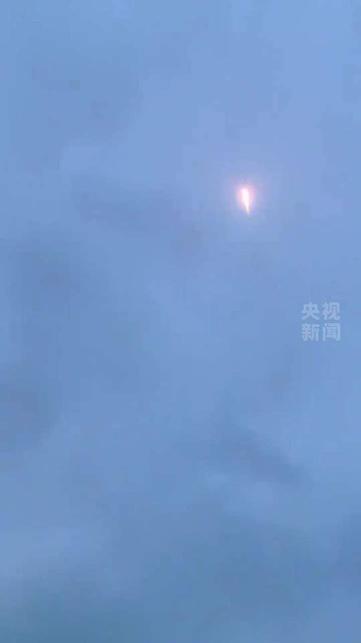 昨晚，西昌卫星发射中心，长征三号乙运载火箭托举着天链二号06星，划破夜空，直冲云