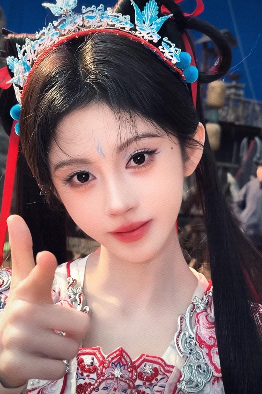 jjy jjy林间小径，光影斑驳，每一步都踏出了岁月静好的节奏