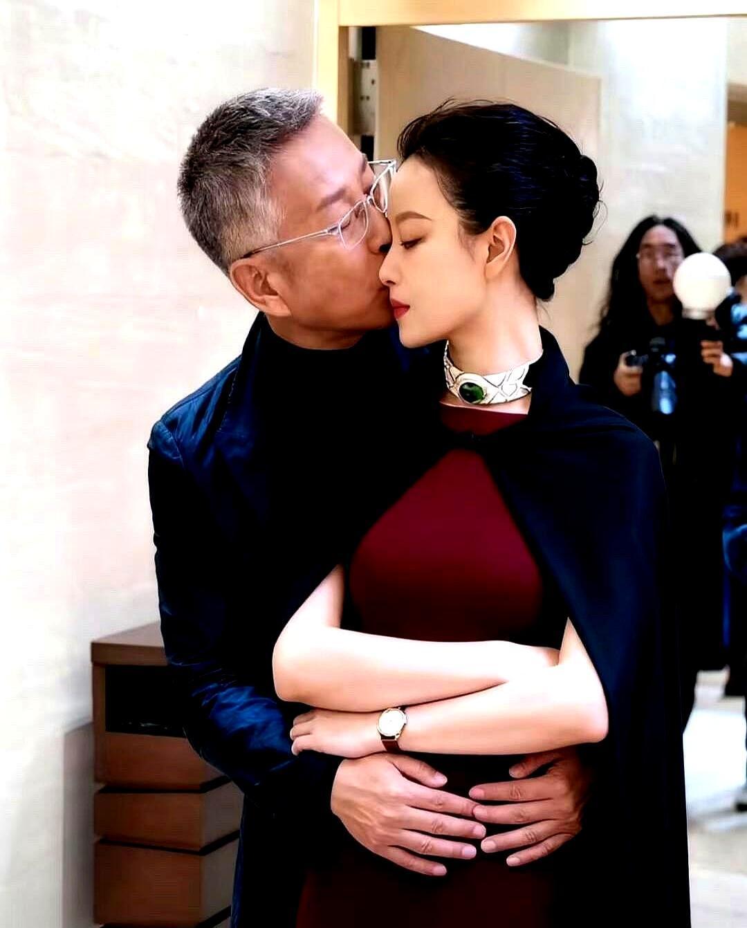 没他的戏。
但陈道明就蹲在监视器后面。
五月横店，棚里闷得像蒸笼。
《庆余年3》