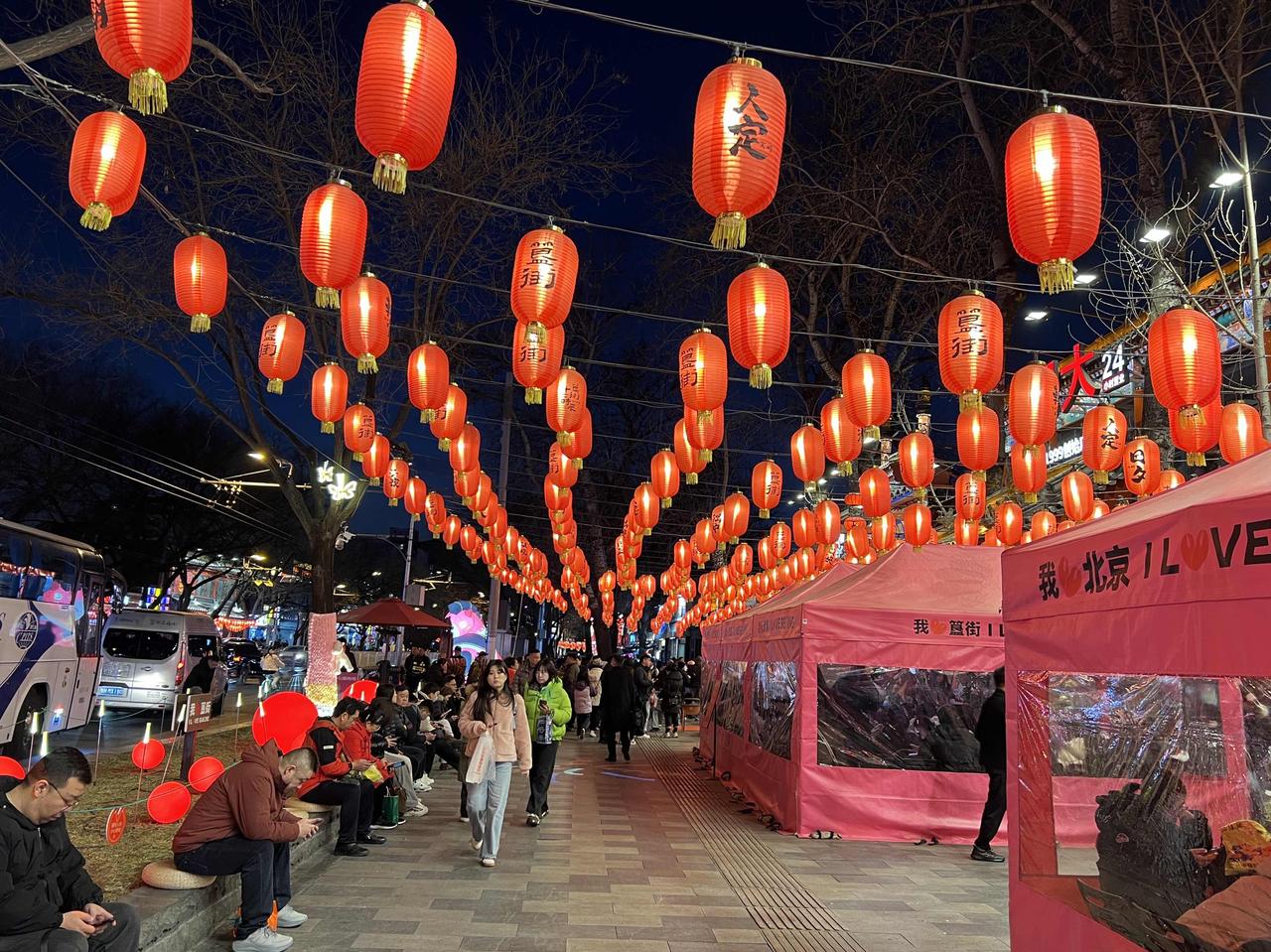 初一京城簋街冰火两重天，整条街开业的门店不少，多数门店门可罗雀，只有个别门店排起