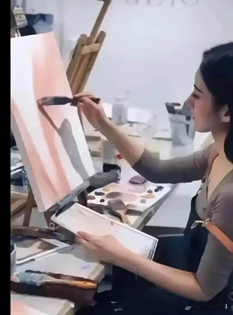 爱不爱一目了然！看一下马小妹给汪小菲画的画，西装革履，背头发也梳的非常顺。而大S