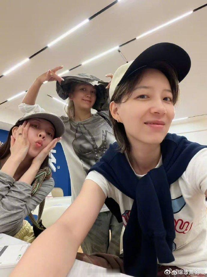 乘风2026官宣李斯丹妮美女同框太养眼！李斯丹妮和孟佳宋妍霏何洁后台合拍，全程可