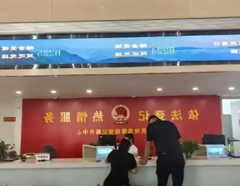 结婚三年吵了快一千天，连离婚协议都签好字了，结果去民政局的路上老天爷硬塞给他们一
