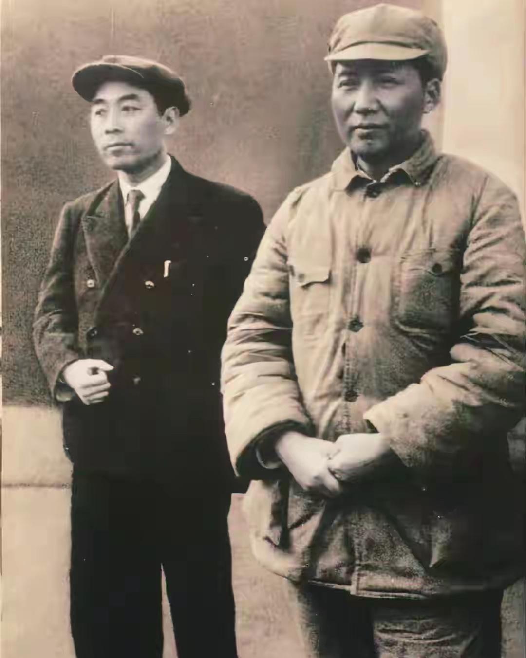 1940年延安机场，留下的珍贵历史老照片，照片中，毛主席和周总理在一起，风雨同舟