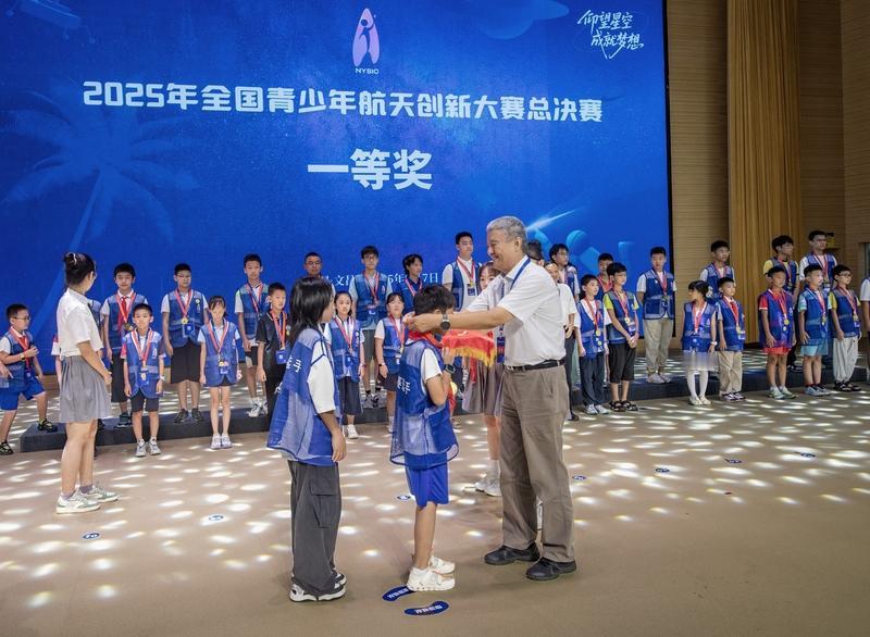 太空竞赛对全球格局的影响可太大了。冷战时期，美苏太空竞赛那可是相当激烈。苏联率先