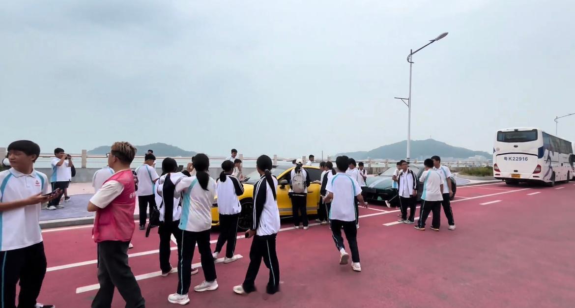 时代在变，人也在变，小米su7Ultra被一群学生围观，未来的潜在用户