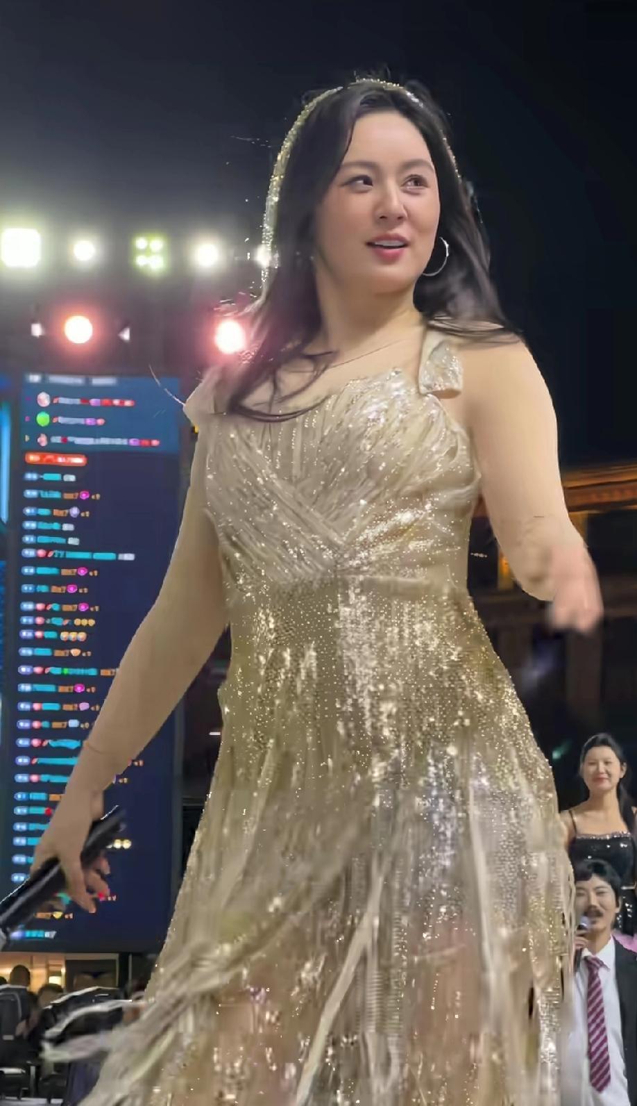 唐艺这姐们儿，是真把“只要我不尴尬，尴尬的就是别人”焊在身上了！
换做是你，穿