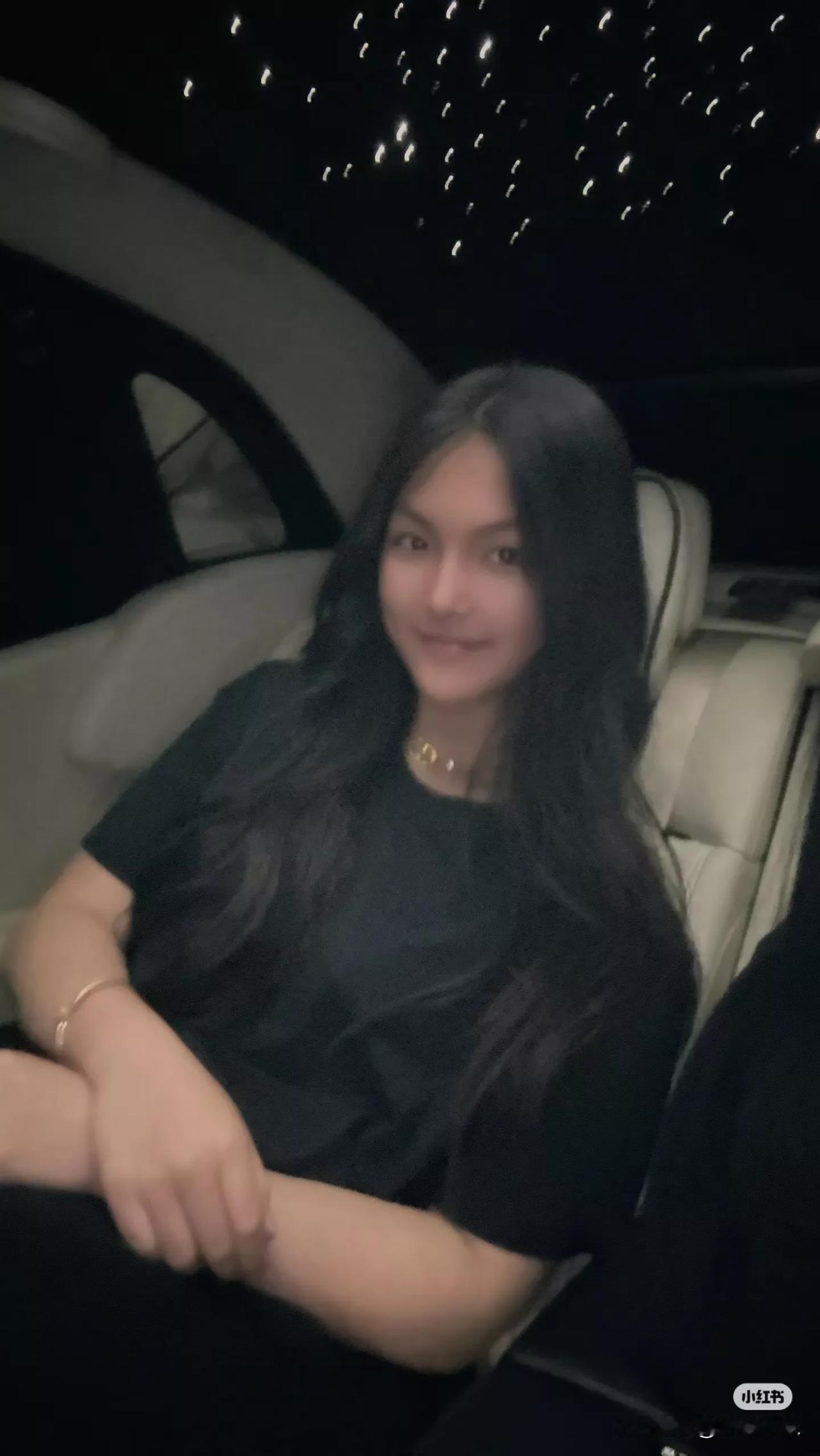 李湘又晒女儿王诗龄，这次他们家986万的劳斯莱斯的星空顶格外显眼！都知道王诗龄是
