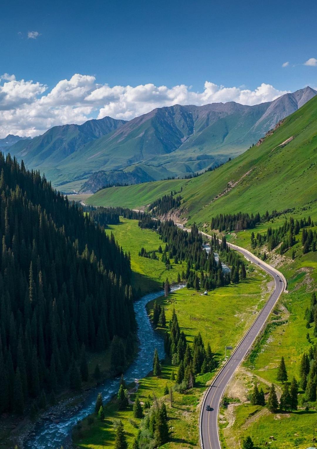 自驾在穿越山川的公路上，那感觉简直绝了。公路像一条巨龙，在山川间蜿蜒前行，每一个