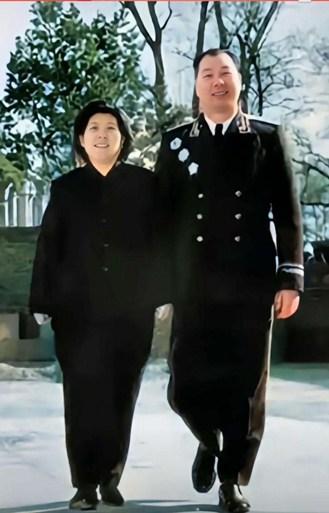 1955年，中国人民解放军首次实行军衔制，杨成武被授予上将军衔。授衔仪式庄严，可