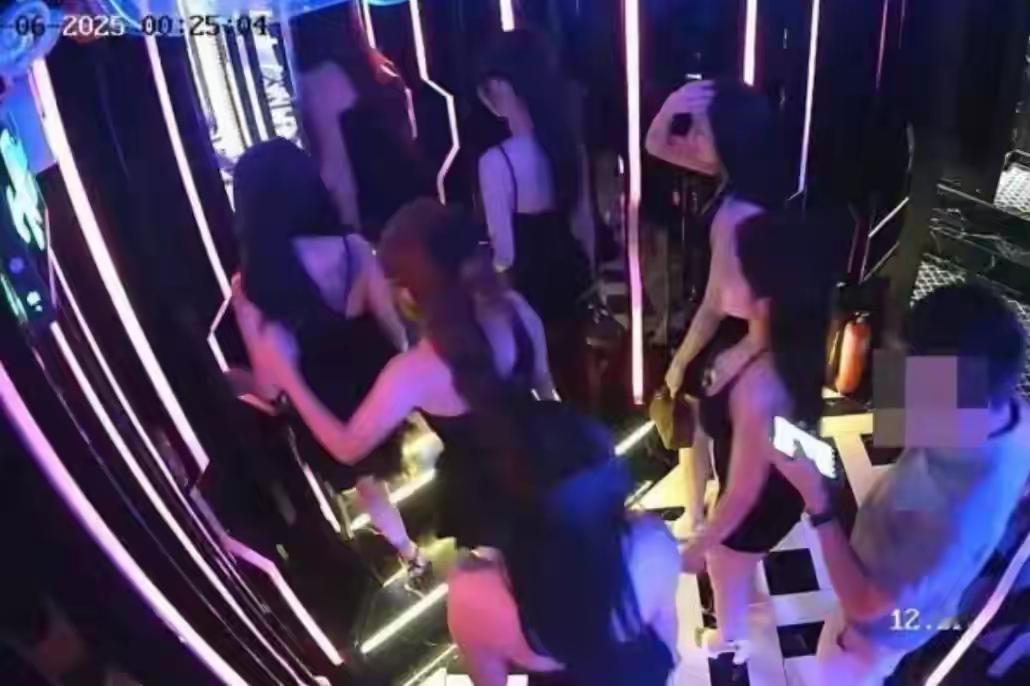 突发，越南这起特大卖淫案真的惊掉下巴！32岁前空姐丁氏清宣和40岁中国籍男友张磊