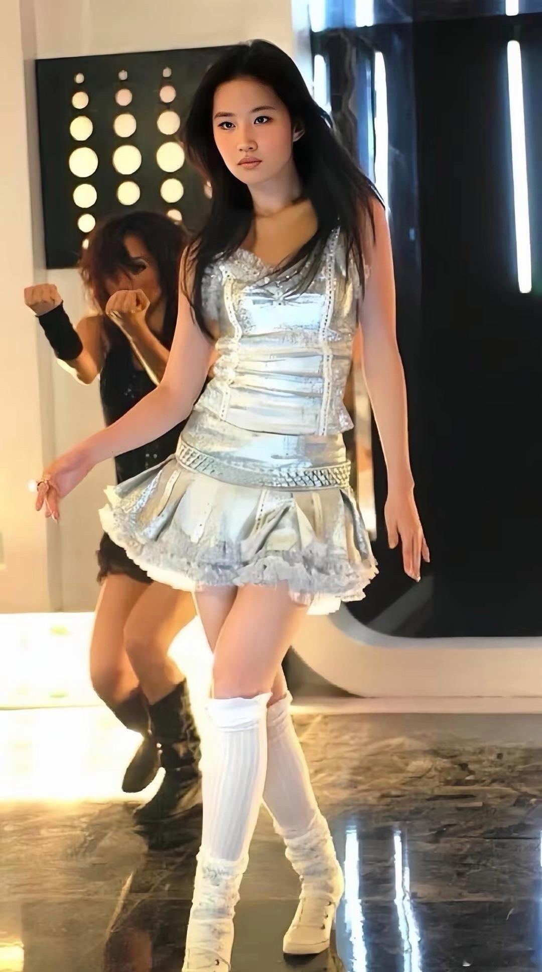 谁知道刘亦菲这组图的出处年份？这颜值太绝了，每一帧都想存下来当壁纸 