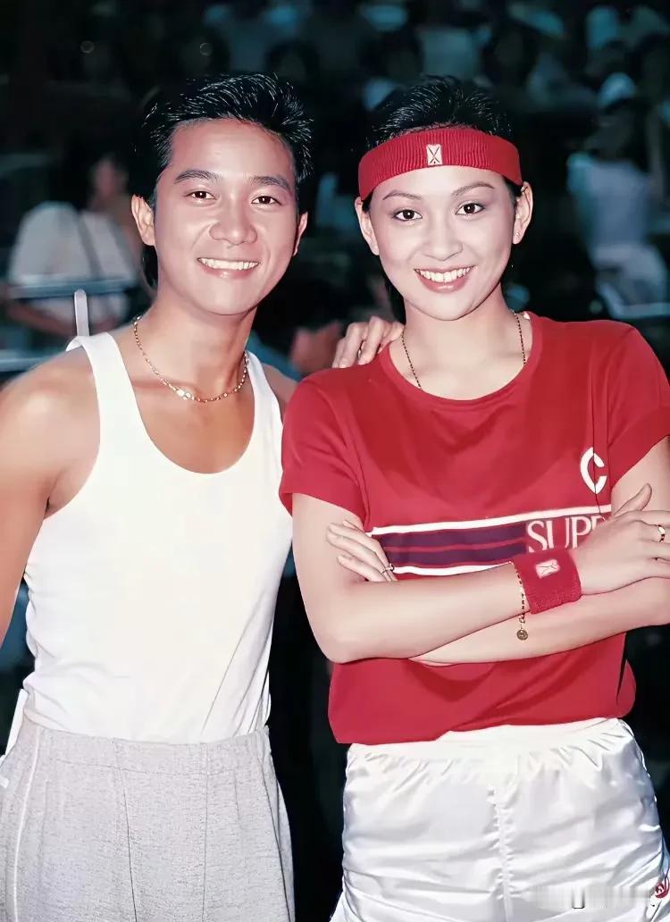 80年代那时候，陈百强和余安安拍过一张特珍贵的合照。你看照片里俩人，笑得多甜多开