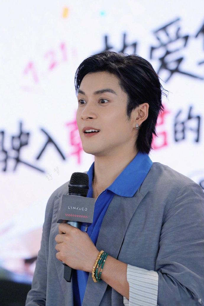 韩东君搞怪四连拍韩东君满30减10岁 韩东君这组山野暮色四连拍，每一帧都在说：帅