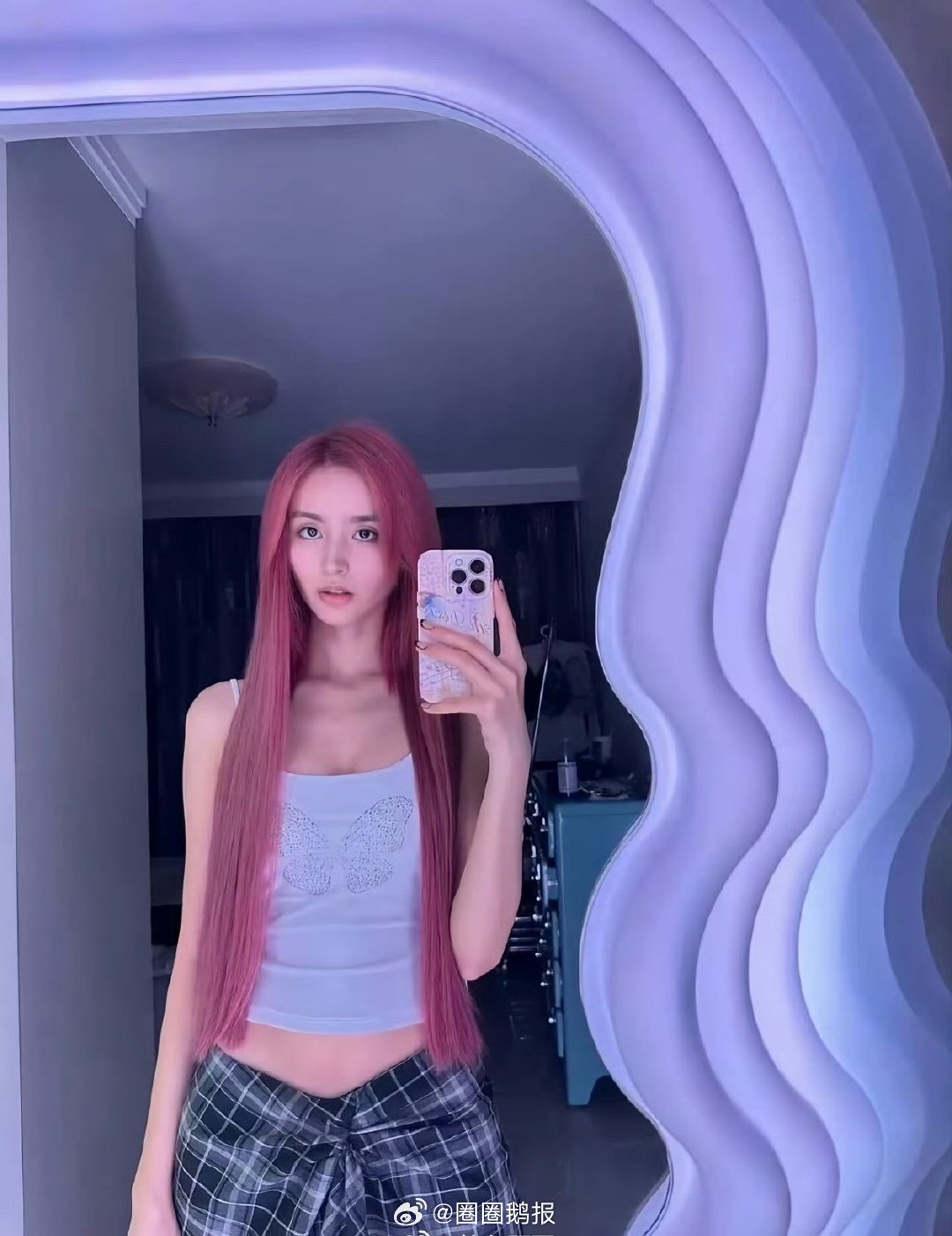 金子涵发过瘦到脱相的照片天呐！这张照片好瘦啊！ 