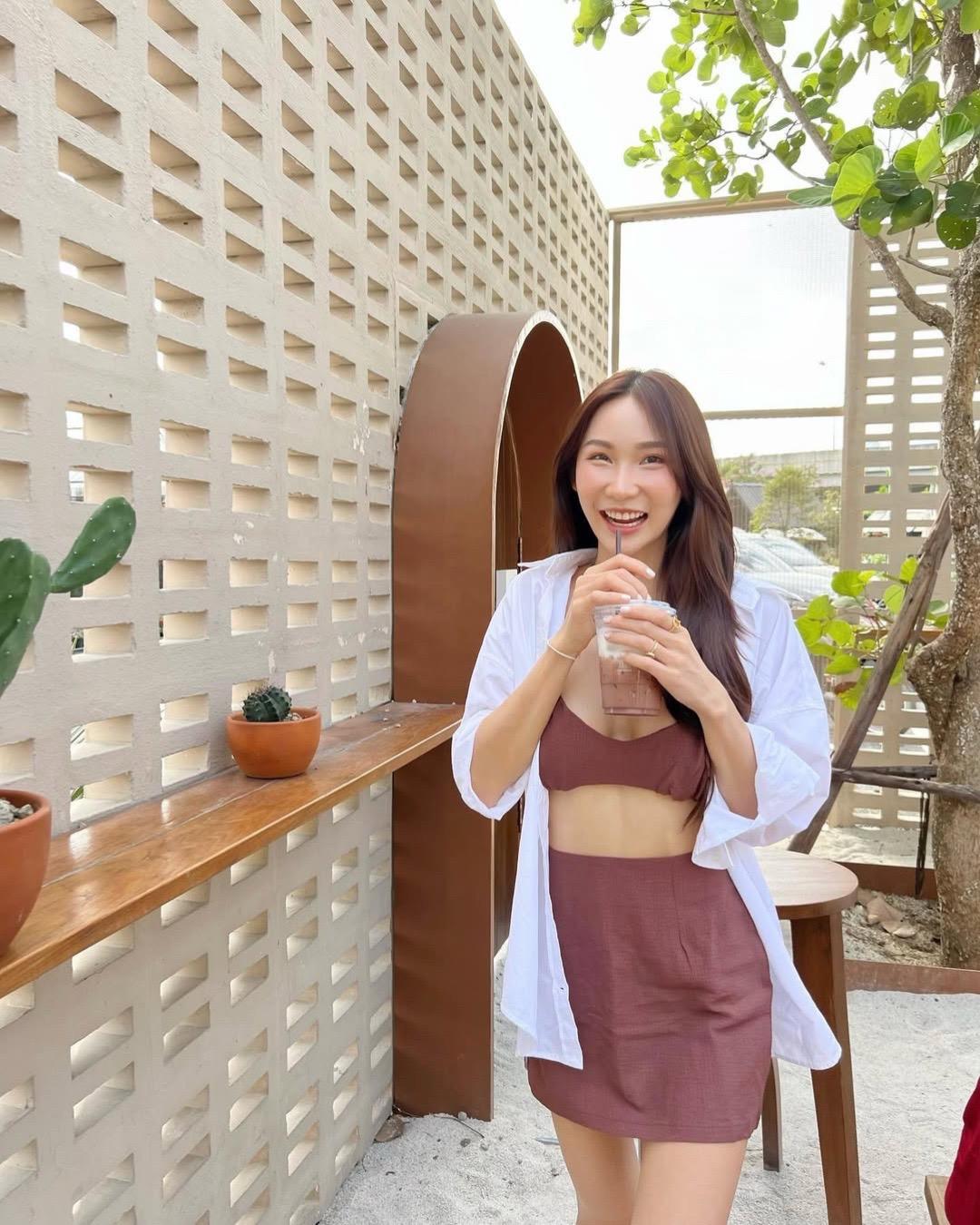 我妈让我问一下你。嫁到你家可以睡到12：00起床吗