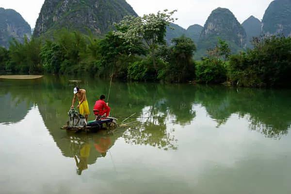 上联：踏春赏景惜花草，
下联：游山玩水伴佳偶。