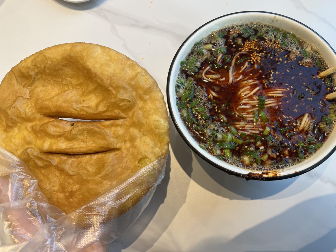 我的今日状态：😁轻松愉快
我这里的天气：🌤️多云
今天不想做饭去吃个牛肉面吧