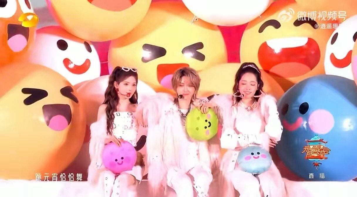 RS女团这段完播率100% RS女团这段舞台我真的反复刷到停不下来，走位丝滑得像