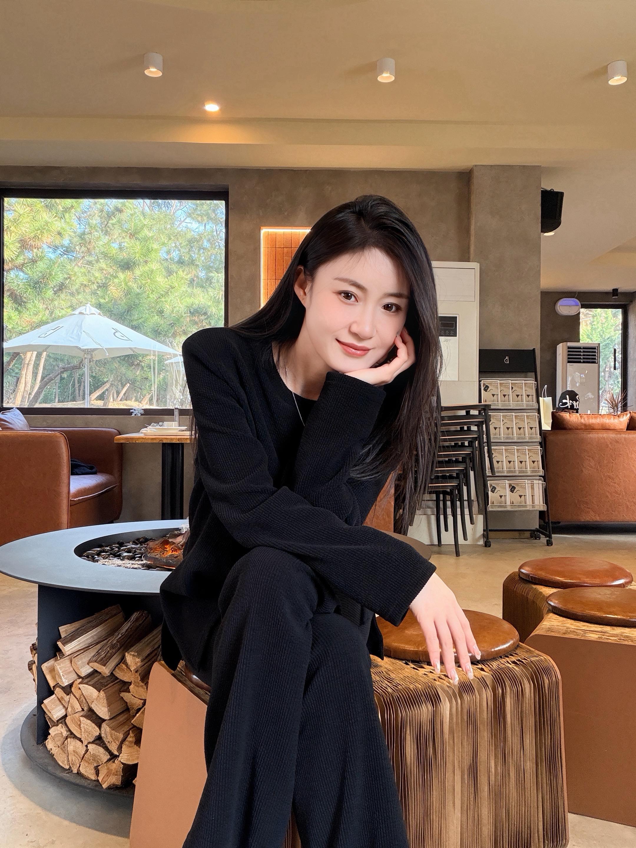 买衣服是最低成本的快乐，也是最直接的治愈。当烦恼缠身时，一件喜欢的衣服...