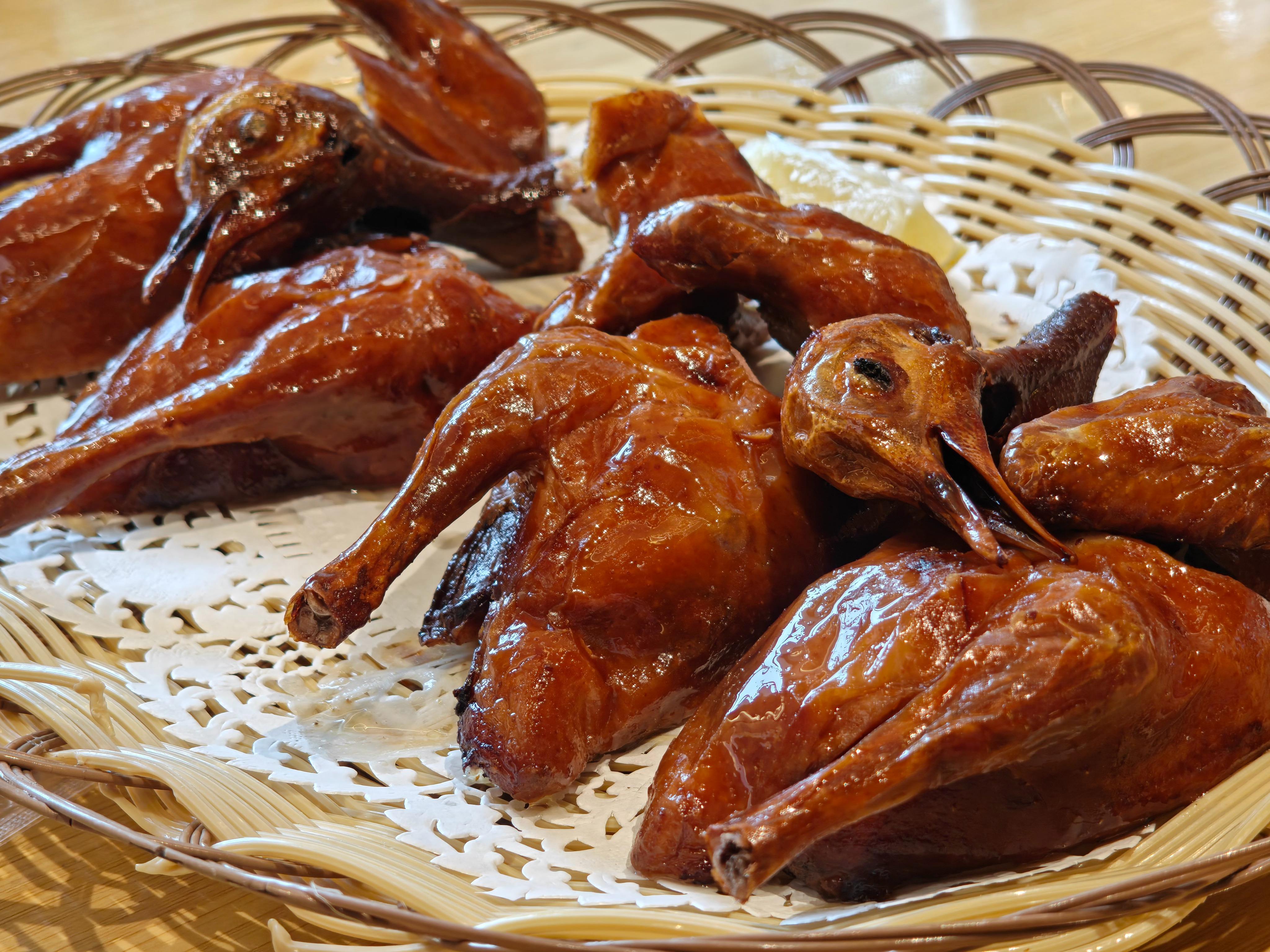 来跑测试，顺便来中山吃乳鸽[色]红烧、盐焗、煮汤，配上一个手磨豆腐，一绝了。  