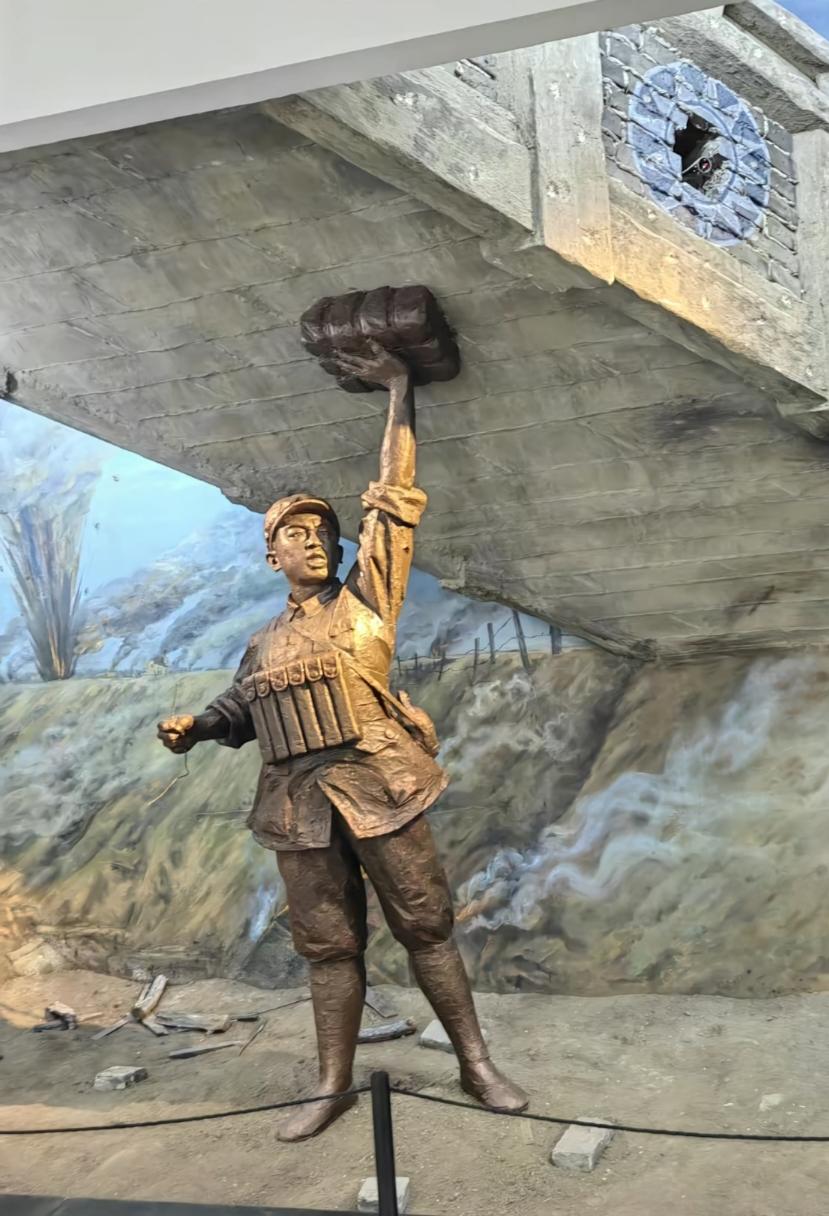 董存瑞是当之无愧的英雄。1929年出生的他，13岁就掩护区委书记躲过日军追捕，1