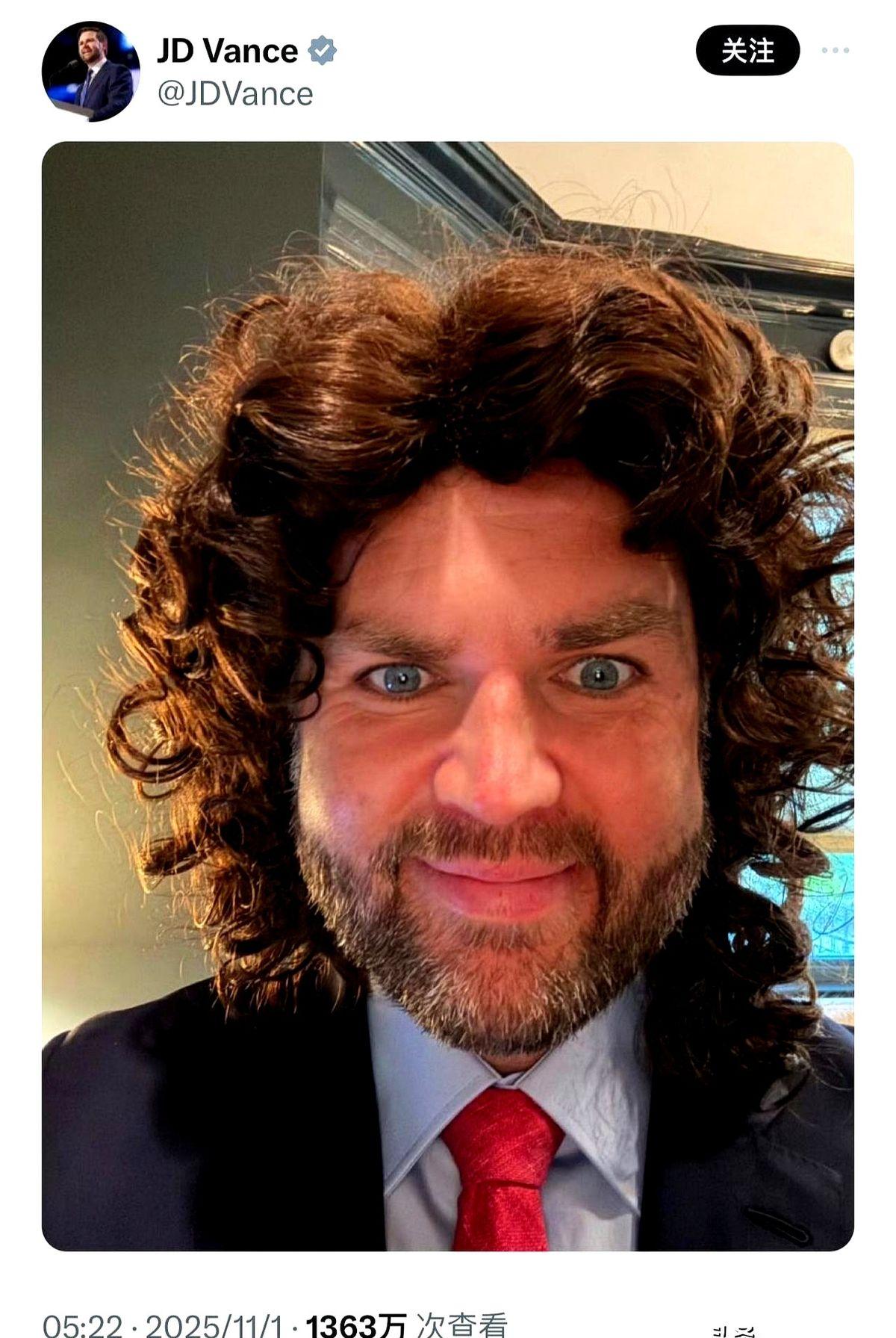 我真的要被这姐们儿笑死。
美国那个副总统，万圣节发了张自拍。
乍一看平平无奇，直