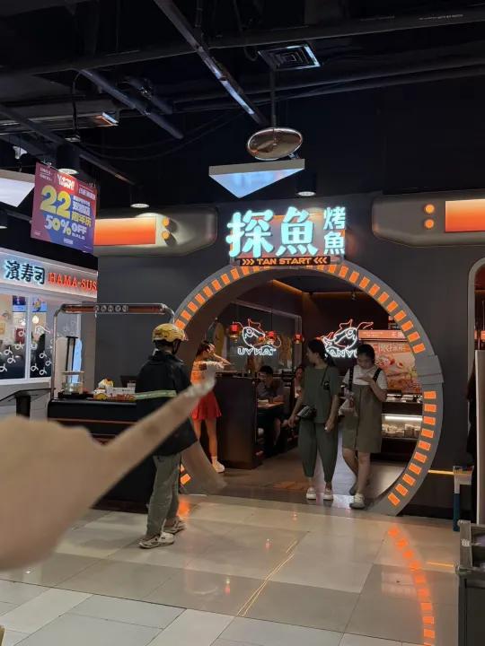 家庭聚餐也能这么有趣！探鱼和奶龙的联名店