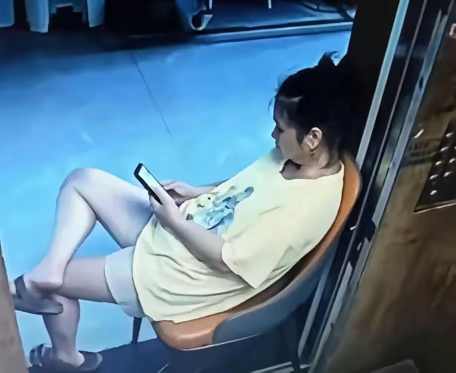 又是一个霸占电梯的人才，拿张凳子卡住电梯，都不知道她的脑子里是在想啥呢？抛开安全