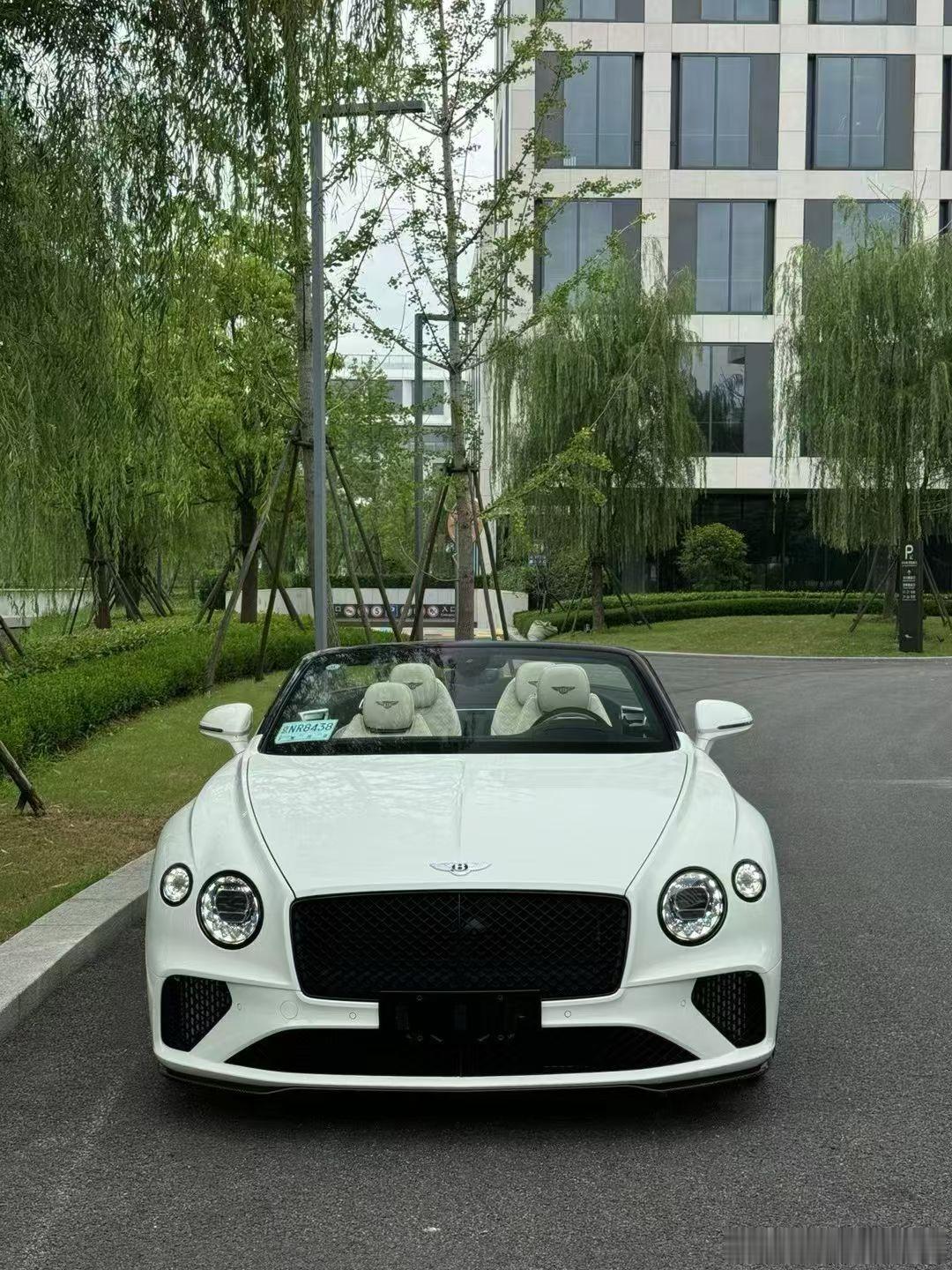宾利欧陆GTC 敞篷，22年7月上牌，仅行驶9100公里，满配，白外 白内，Na