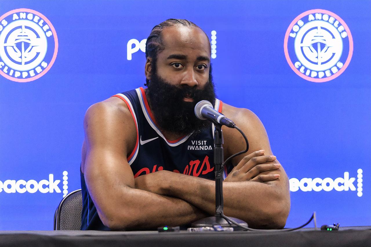 杜兰特：三弟，听说你公开表达了对球队轮换阵容使用的不满啦？？？
哈登：小卡不打、