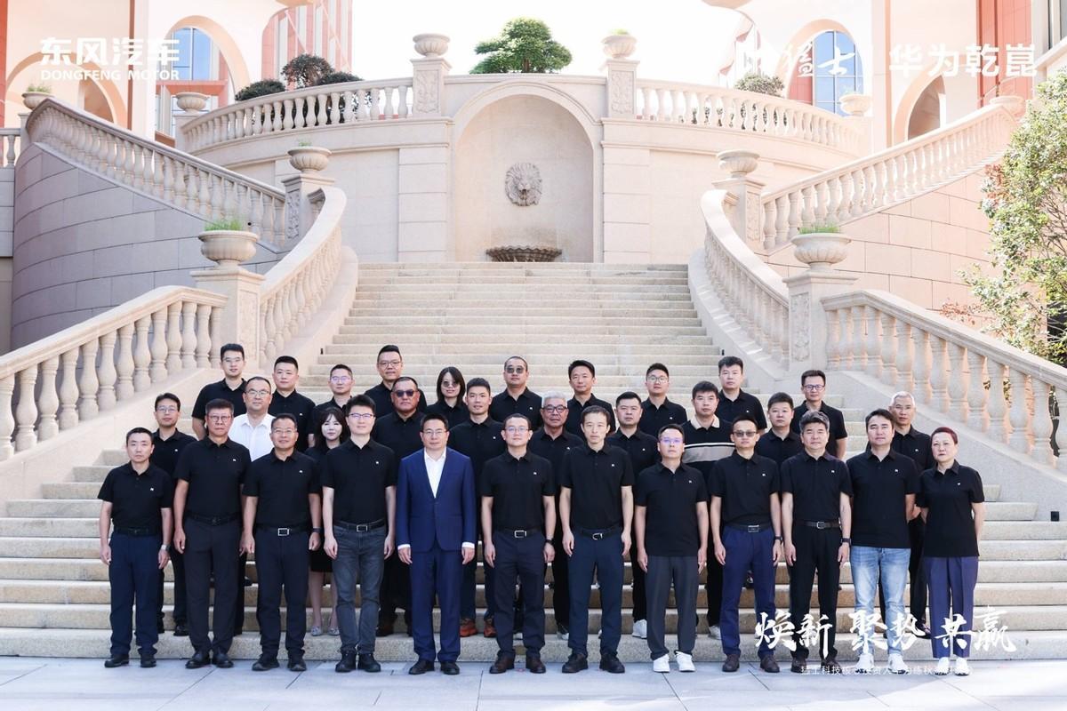 猛士华为生态协作深化，万良渝赵安共启品牌新篇
当豪华越野市场从性能比拼转向“智能