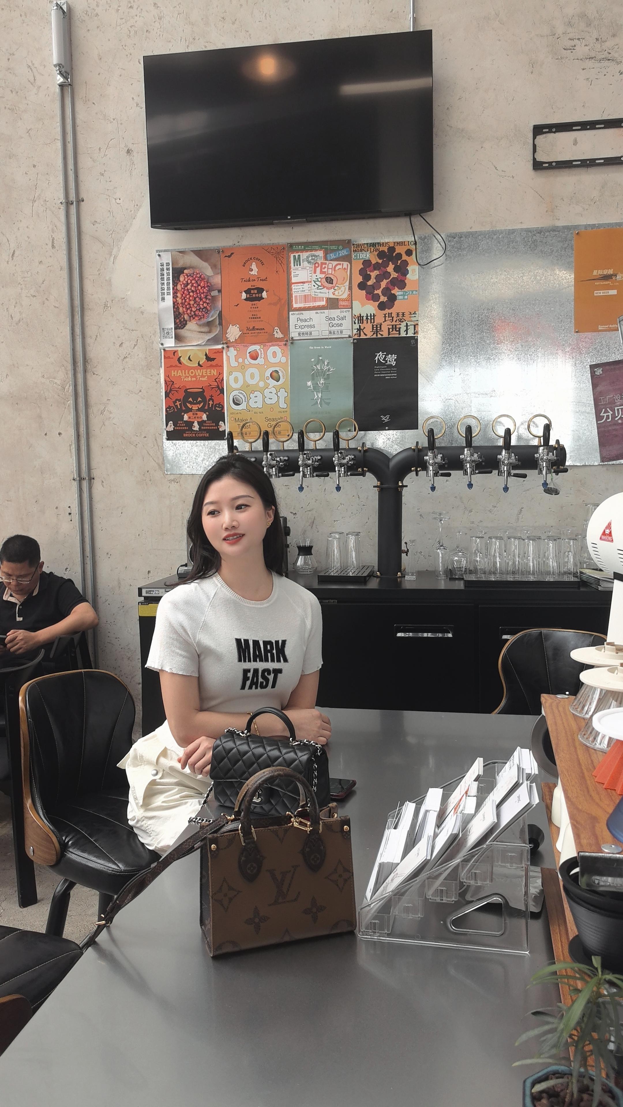 他们都喊涵总 他们不知道 涵总的工资一个月才3800